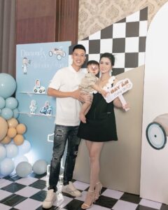 Cặp đôi Vbiz: 8 năm yêu thương, kết hôn và chào đón quý tử giống hệt Sơn Tùng